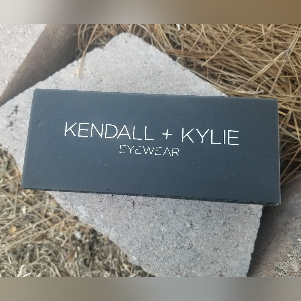 Kendall and Kylie display block